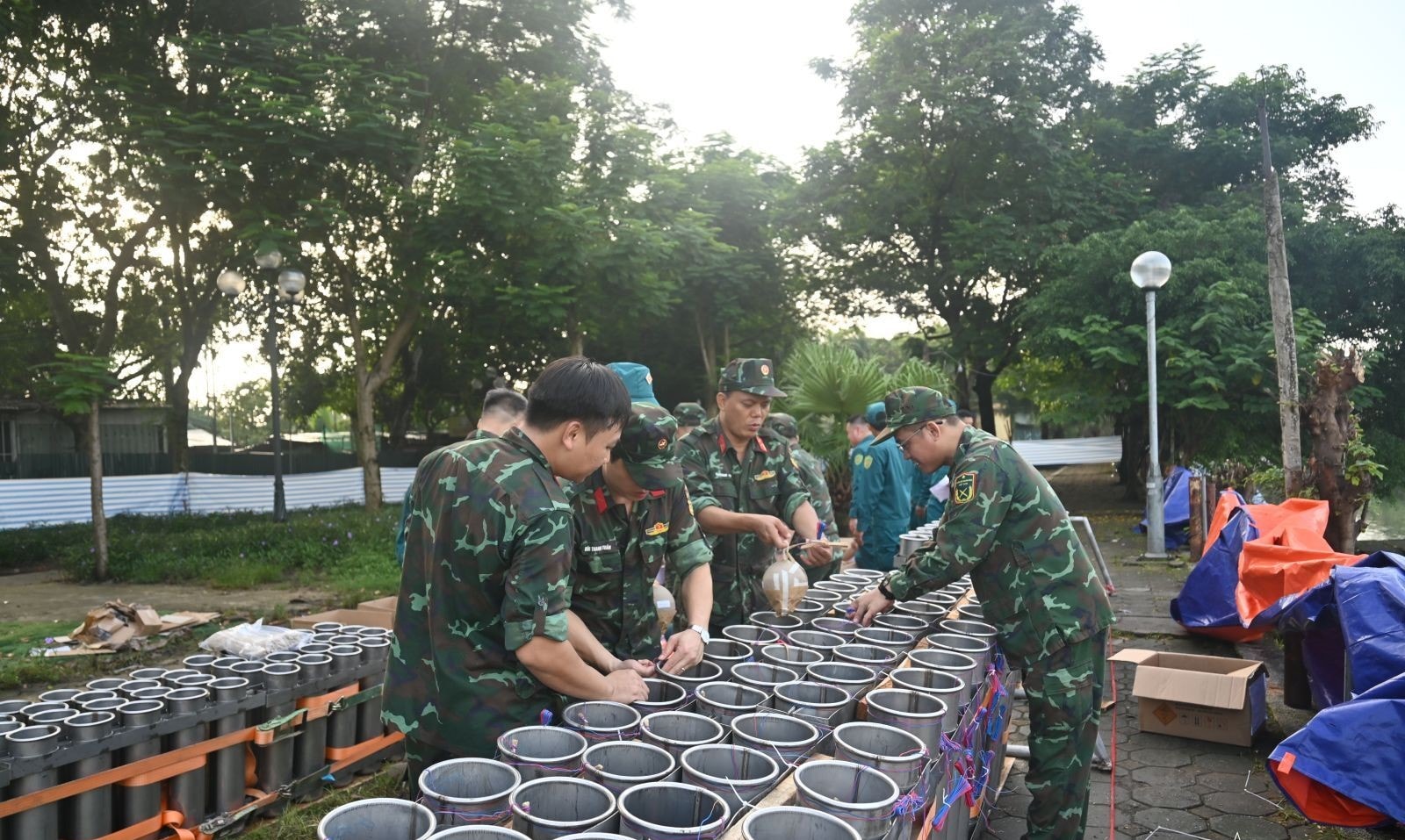 Các cán bộ, chiến sĩ chuẩn bị kỹ lưỡng từng công đoạn bên giàn pháo. Ảnh: Song Hà (Báo Hà Nội Mới)