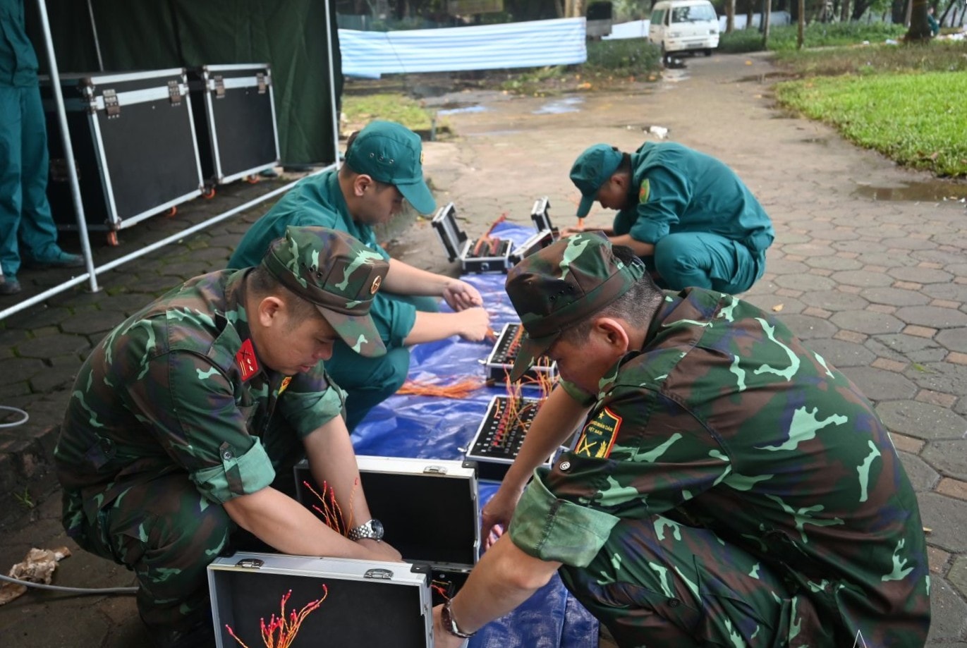 Cán bộ, chiến sĩ cẩn thận đấu nối bảng điều khiển. Ảnh: Song Hà (Báo Hà Nội Mới)