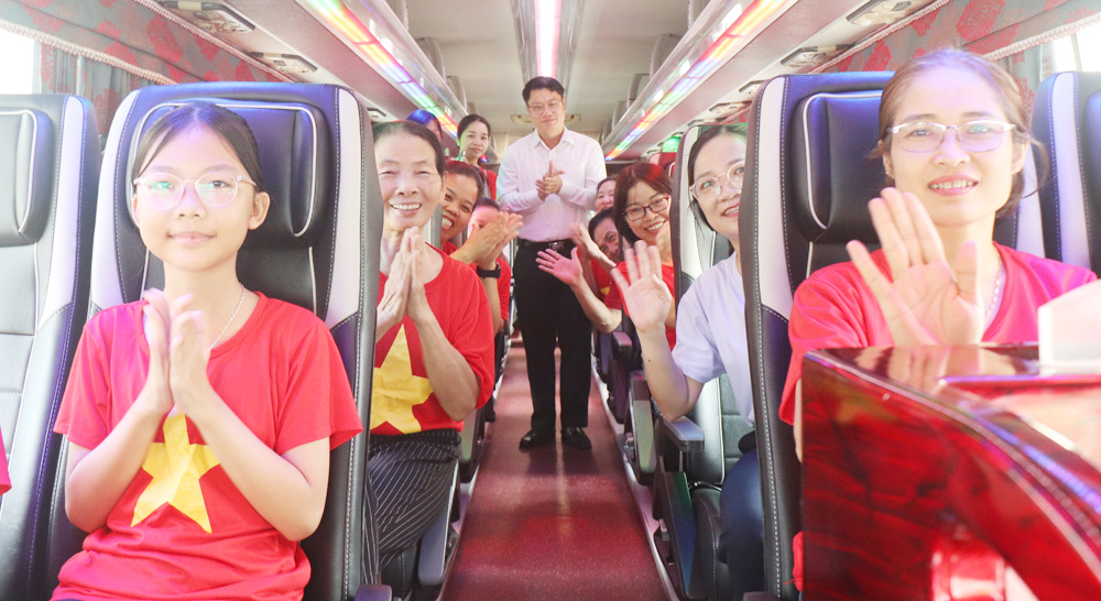 Người dân háo hức, phấn khởi trên chuyến xe buýt miễn phí đi thăm quan triển lãm.