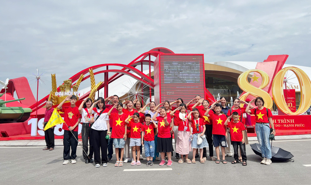 Người dân Bắc Ninh phấn khởi được đưa đến Trung tâm Triển lãm Quốc gia tham quan triển lãm.