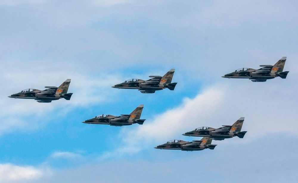 Ngay sau đó, đội hình 6 máy bay huấn luyện kiêm chiến đấu Yak-130 xếp thành hình tam giác đều bay qua bầu trời Hà Nội Ngay sau đó, đội hình 6 máy bay huấn luyện kiêm chiến đấu Yak-130 xếp thành hình tam giác đều bay qua bầu trời Hà Nội