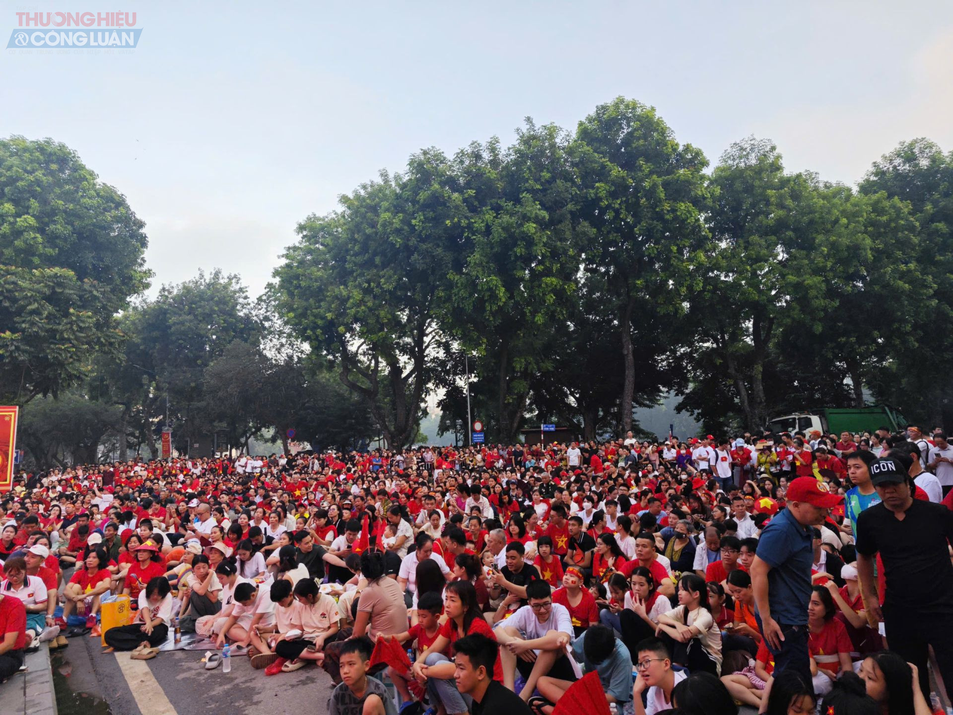 Sáng nay (2/9), ngay từ khi trời còn tờ mờ, hàng nghìn người dân Thủ đô và du khách đã tập trung về Công viên Thống Nhất để theo dõi Lễ diễu binh, diễu hành A80 chào mừng Quốc khánh.