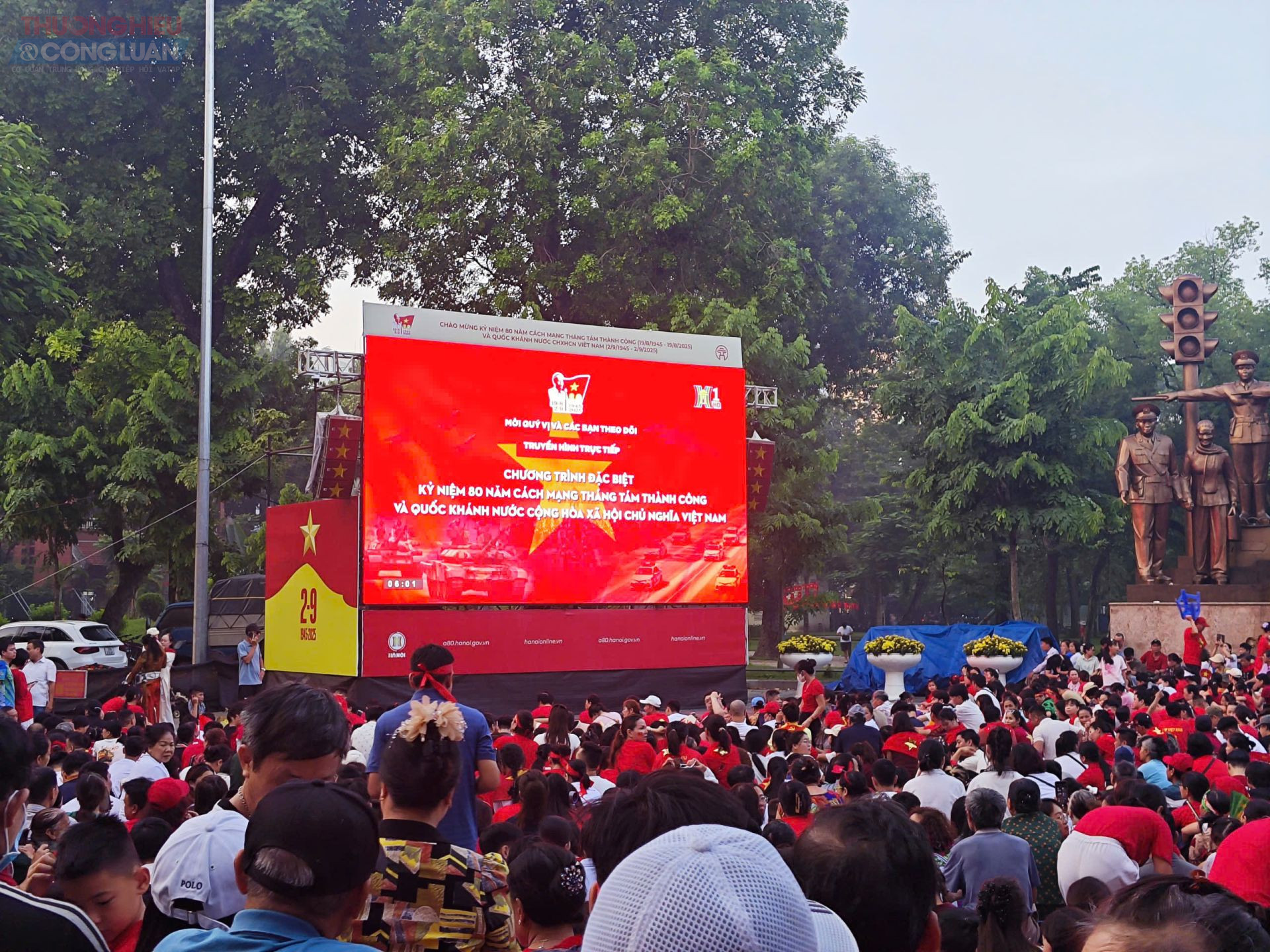 Không khí rộn ràng, tự hào bao trùm khắp các tuyến phố xung quanh khu vực công viên.