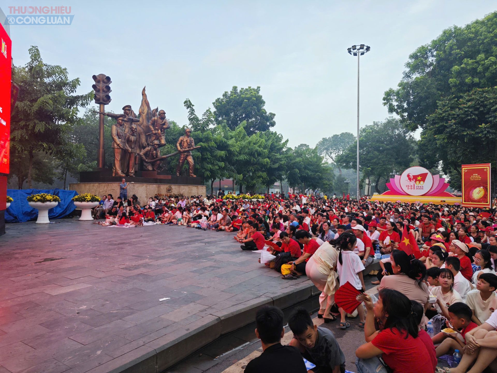 Nhiều gia đình đưa con nhỏ đi từ sớm để kịp tìm chỗ ngồi đẹp.