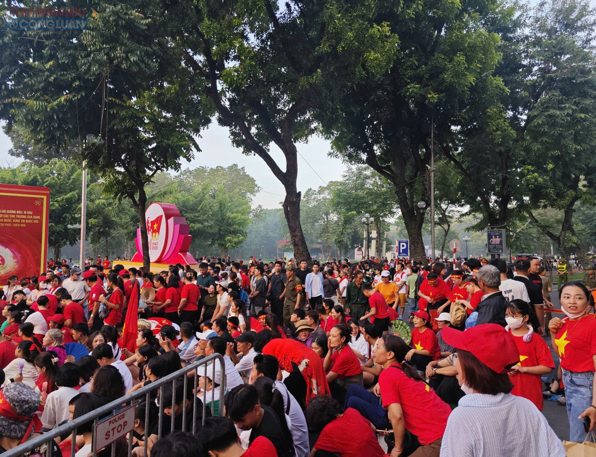 Người dân mang theo cờ Tổ quốc, băng rôn, mũ in hình sao vàng để cổ vũ lực lượng diễu binh.