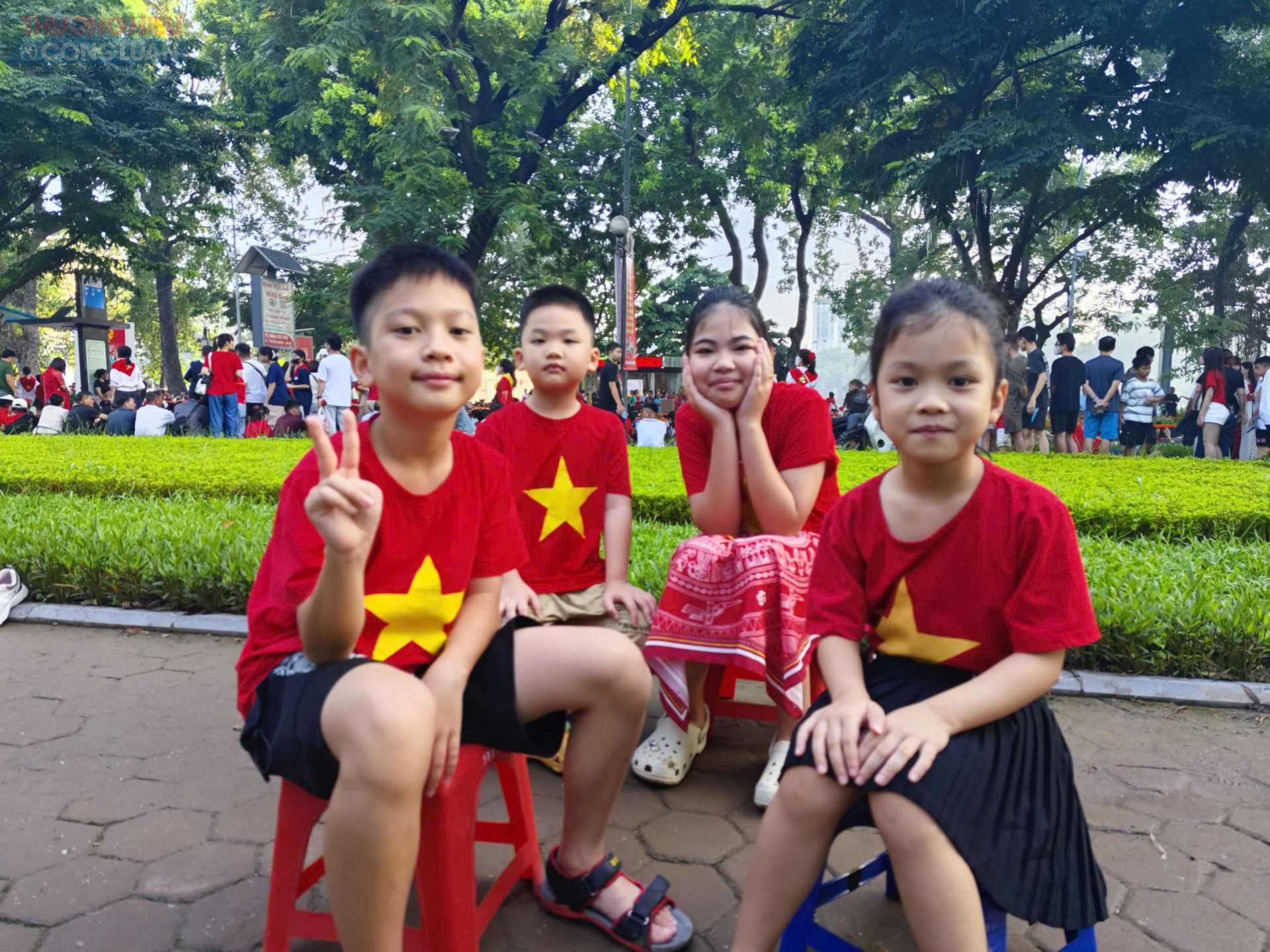 Với nhiều em nhỏ, đây là lần đầu tiên được tận mắt chứng kiến diễu binh, trở thành kỷ niệm khó quên.