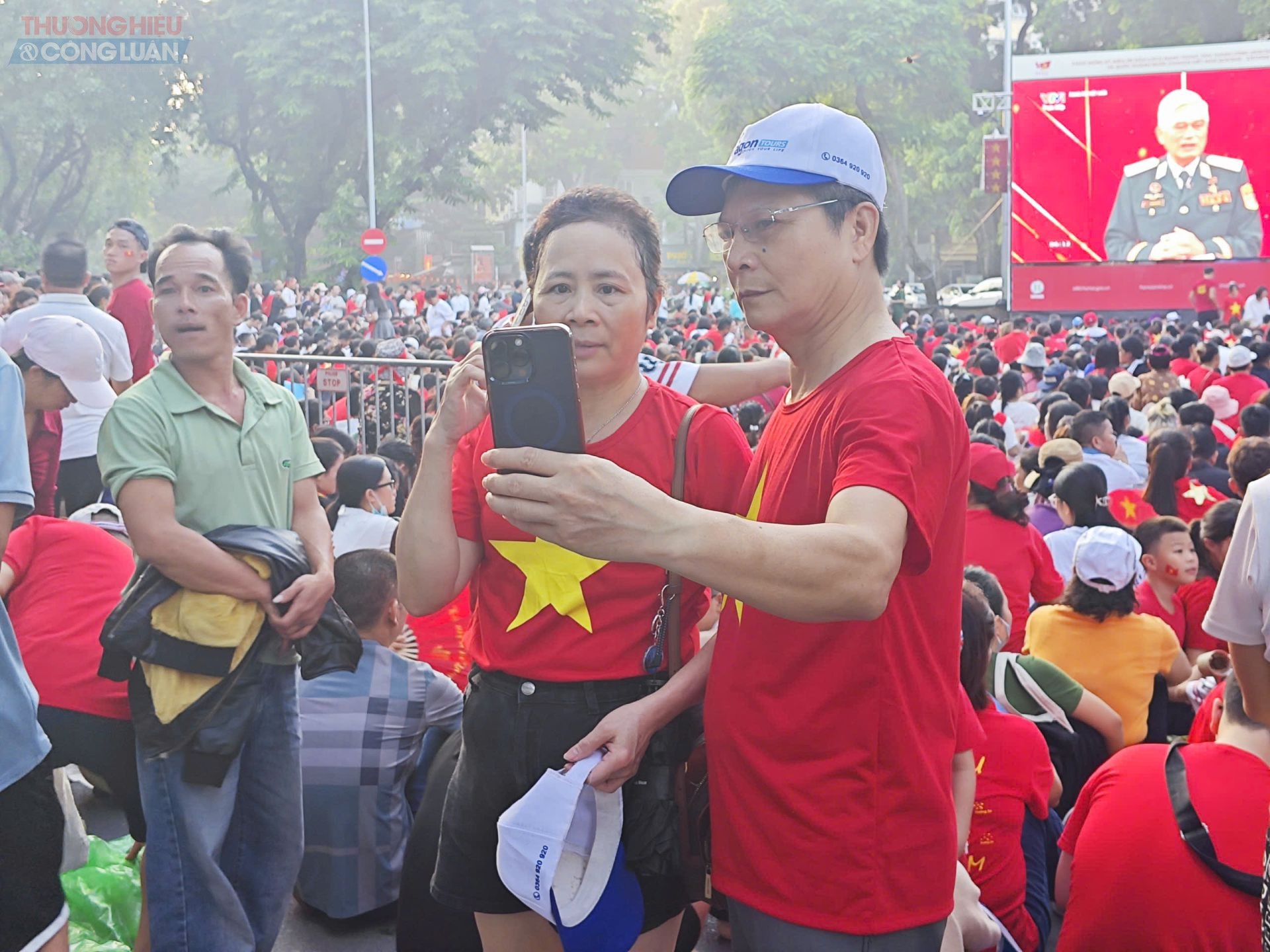 Người dân dùng điện thoại, máy ảnh ghi lại khoảnh khắc hiếm có.