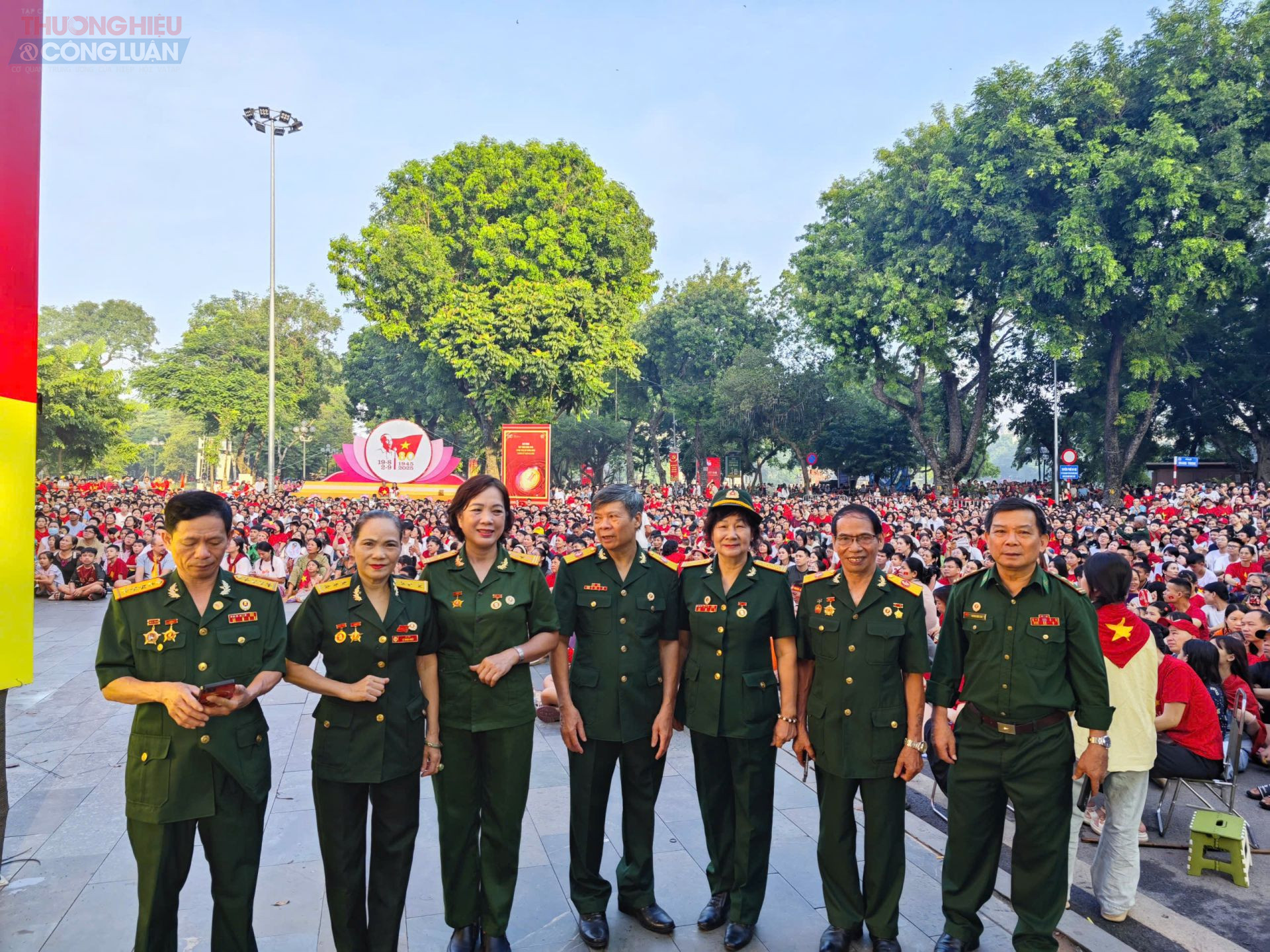 Thế hệ đi trước tự hào khi được chứng kiến thế hệ hôm nay tiếp nối truyền thống giữ nước.