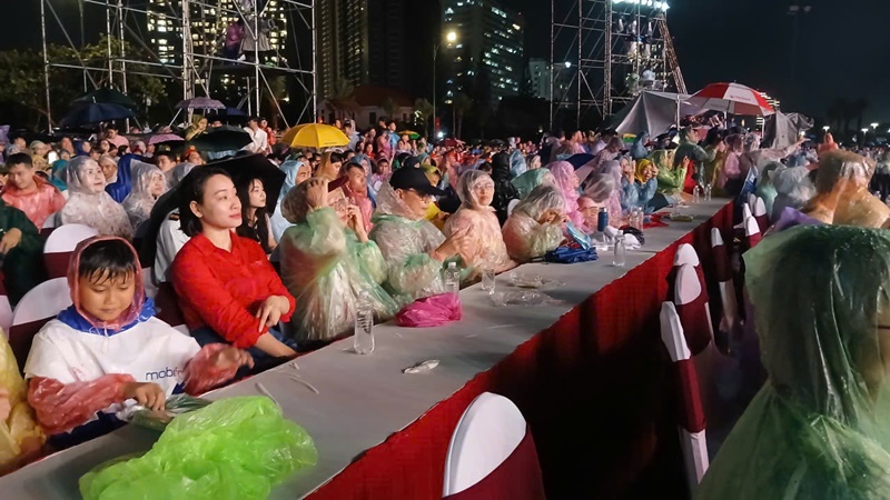 Khán giả xem chương trình tại điểm cầu Vũng Tàu dù thời tiết không thuận lợi Khán giả xem chương trình tại điểm cầu Vũng Tàu dù thời tiết không thuận lợi