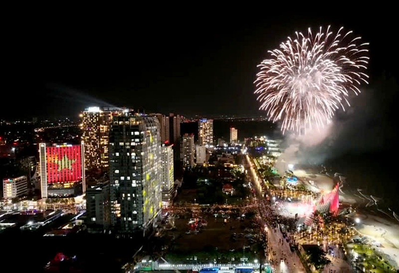 Bờ biển Vũng Tàu rực rỡ pháo hoa khép lại chương trình nghệ thuật đặc sắc Bờ biển Vũng Tàu rực rỡ pháo hoa khép lại chương trình nghệ thuật đặc sắc