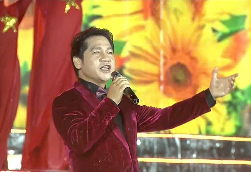 Ca sĩ Trọng Tấn thể hiện các ca khúc Ca sĩ Trọng Tấn thể hiện các ca khúc