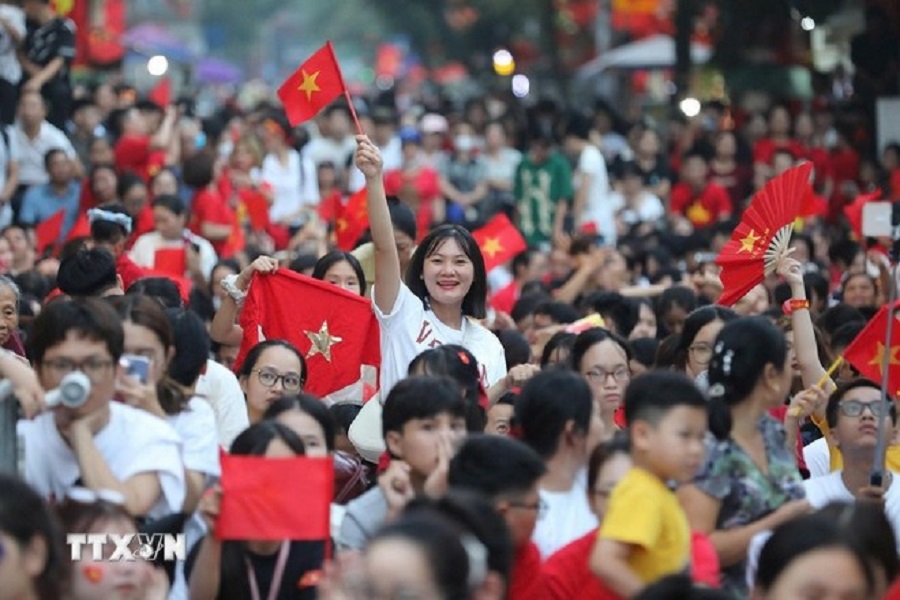 Người dân hân hoan chào đón các khối diễu binh, diễu hành