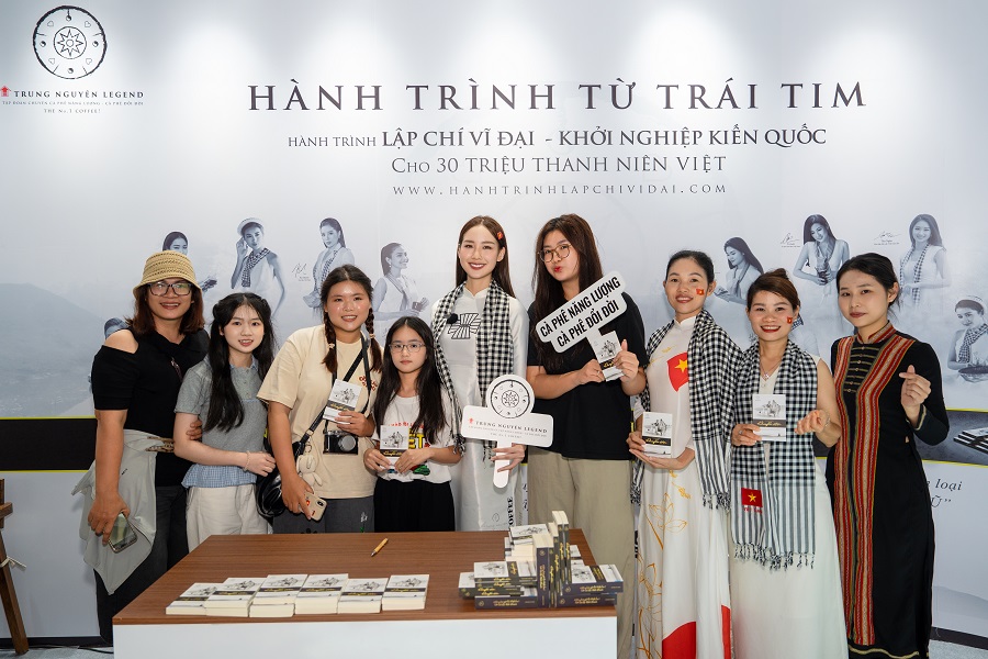 Với phong thái trí tuệ, truyền cảm hứng, Bảo Ngọc được ví như “nàng đại sứ thanh xuân” tại triển lãm lần này