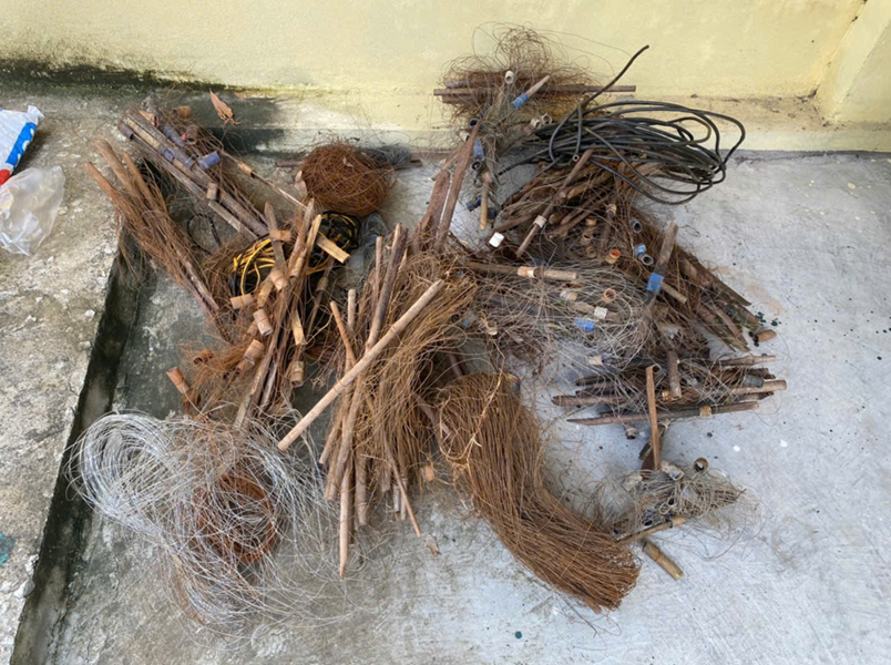 Lực lượng chức năng ra quân thu và tiêu thiết bị diệt chuột bằng điện