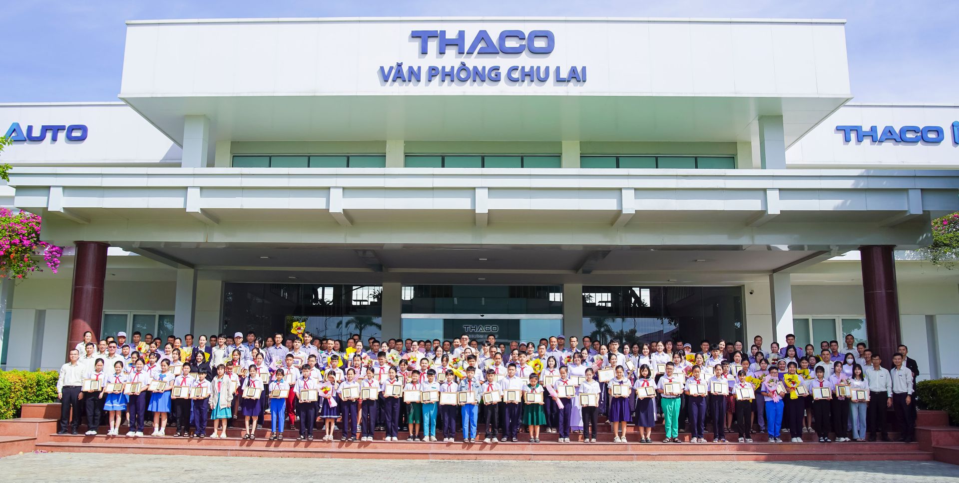 Ban Lãnh đạo, CBNV cùng các học sinh, sinh viên chụp hình lưu niệm tại Văn phòng Chu Lai