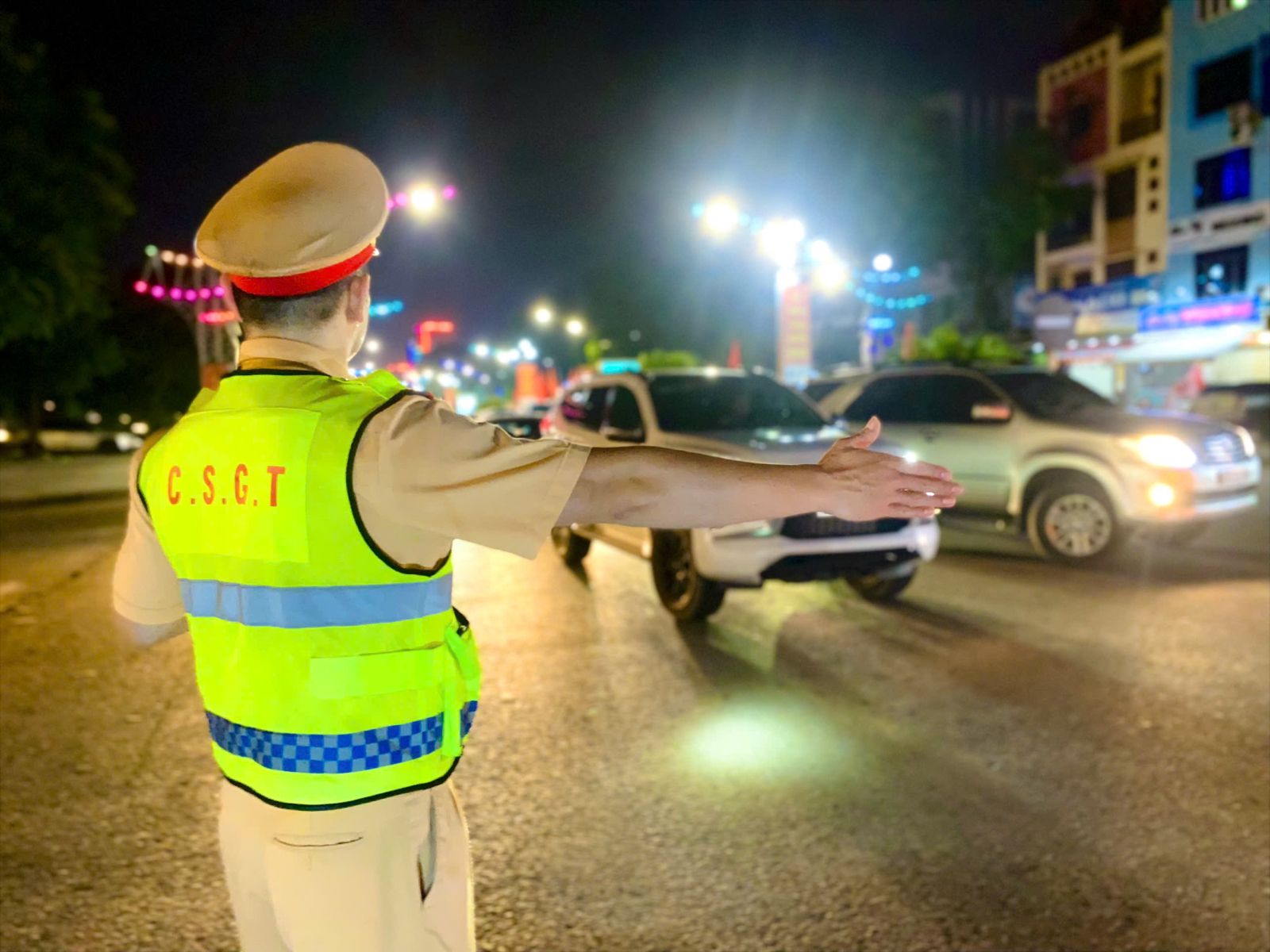 Lực lượng CSGT Công an tỉnh phân luồng, phân tuyến, hướng dẫn, điều tiết bảo đảm ANTT, trật tự an toàn giao thông