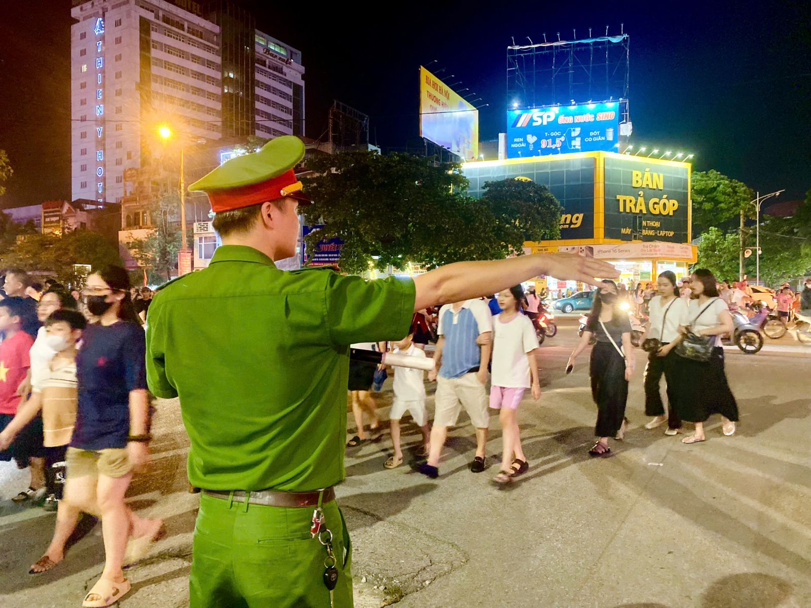 Lực lượng Công an phường Hạc Thành phối hợp điều tiết bảo đảm ANTT