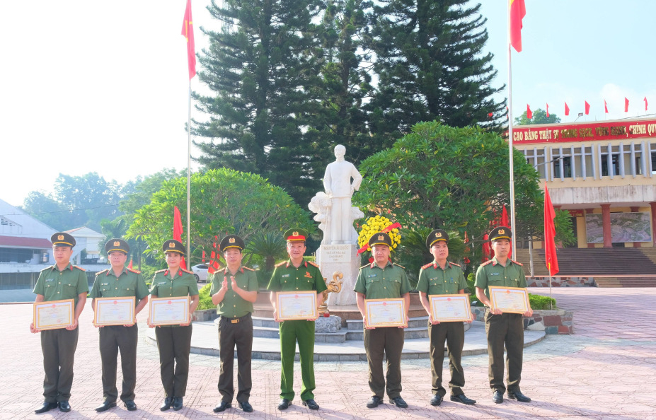 Thừa ủy quyền của Chủ tịch UBND tỉnh, Đại tá Nguyễn Quang Vinh, Giám đốc Công an tỉnh trao Bằng khen của Chủ tịch UBND tỉnh tặng tập thể, cá nhân có thành tích xuất sắc trong phong trào thi đua Thừa ủy quyền của Chủ tịch UBND tỉnh, Đại tá Nguyễn Quang Vinh, Giám đốc Công an tỉnh trao Bằng khen của Chủ tịch UBND tỉnh tặng tập thể, cá nhân có thành tích xuất sắc trong phong trào thi đua