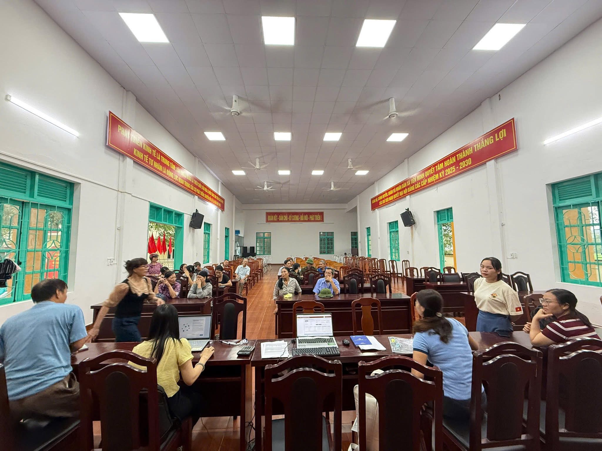 Cán bộ xã Tiên Minh tổ chức phát quà Quốc Khánh cho nhân dân 38 thôn thuộc địa bàn xã Cán bộ xã Tiên Minh tổ chức phát quà Quốc Khánh cho nhân dân 38 thôn thuộc địa bàn xã