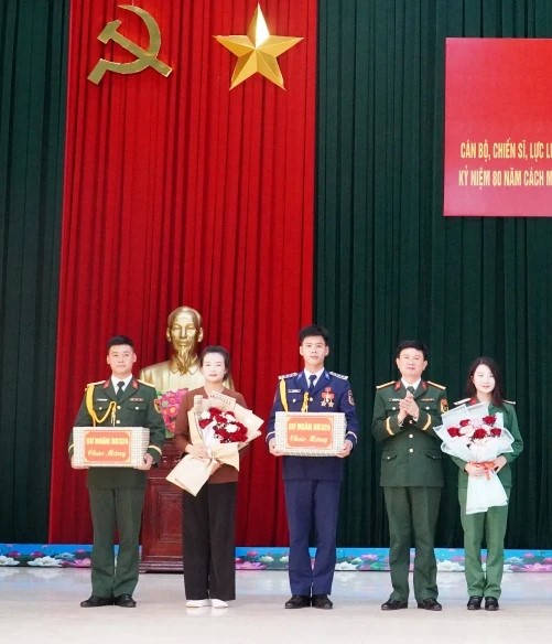 Đại tá Nguyễn Huy Long, Chính ủy Sư đoàn 324 tặng hoa, tặng quà lực lượng tham gia diễu binh A80.