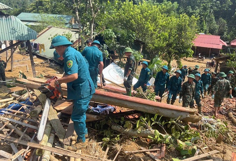 Bộ CHQS tỉnh Thanh Hóa đã điều động lực lượng khẩn trương cơ động đến hiện trường, phối hợp chặt chẽ với chính quyền và người dân địa phương, nỗ lực san gạt bùn đất, cây cối, thông đường vào các thôn. Bộ CHQS tỉnh Thanh Hóa đã điều động lực lượng khẩn trương cơ động đến hiện trường, phối hợp chặt chẽ với chính quyền và người dân địa phương, nỗ lực san gạt bùn đất, cây cối, thông đường vào các thôn.