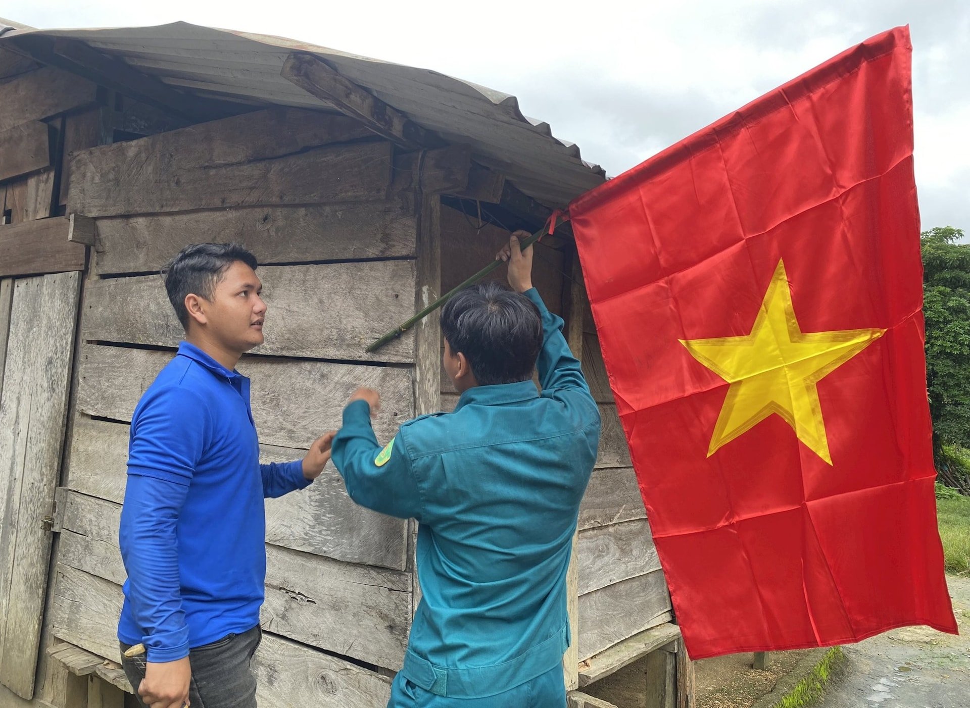 Những lá cờ được trang trí trước nhà người dân, mang ý nghĩa về đoàn kết, động viên tinh thần cộng đồng miền núi. Ảnh: CU NHANH Những lá cờ được trang trí trước nhà người dân, mang ý nghĩa về đoàn kết, động viên tinh thần cộng đồng miền núi. Ảnh: CU NHANH