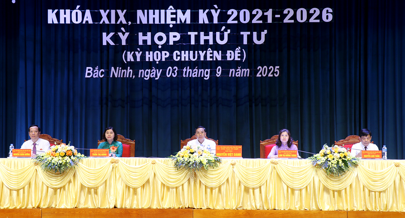 Các đồng chí chủ tọa Kỳ họp