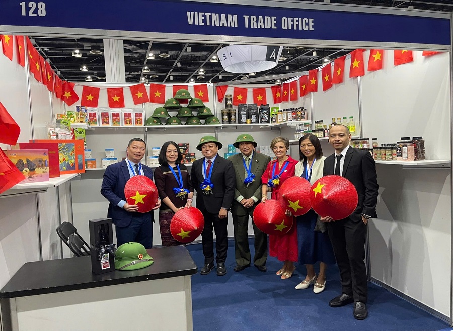 Khách tham quan tới thăm quan và chụp ảnh tại gian hàng Thương vụ