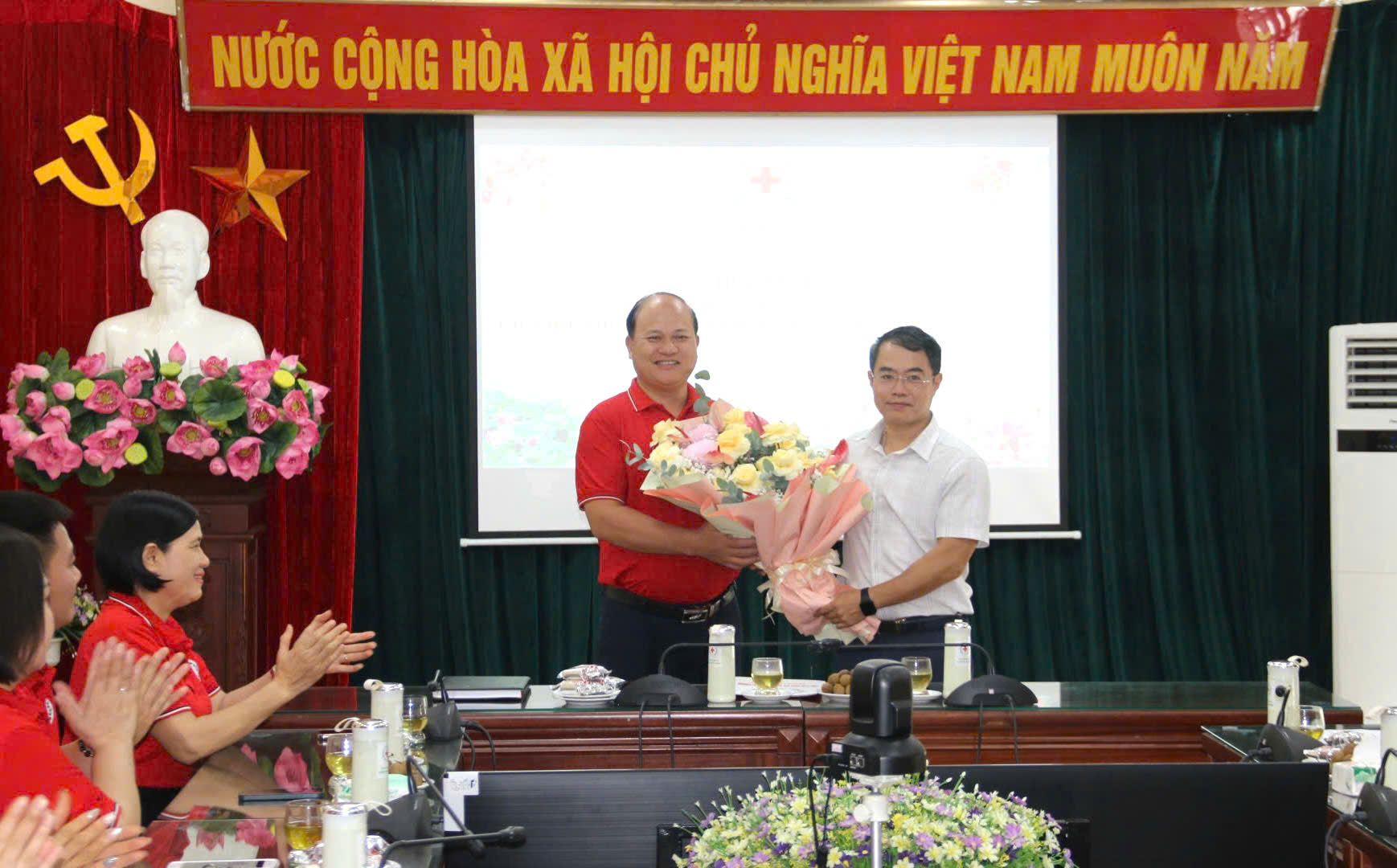 Đồng chí Vũ Việt Anh, Phó Chủ tịch Ủy ban MTTQ Việt Nam thành phố tặng hoa chúc mừng đồng chí Bùi Mạnh Phúc Đồng chí Vũ Việt Anh, Phó Chủ tịch Ủy ban MTTQ Việt Nam thành phố tặng hoa chúc mừng đồng chí Bùi Mạnh Phúc