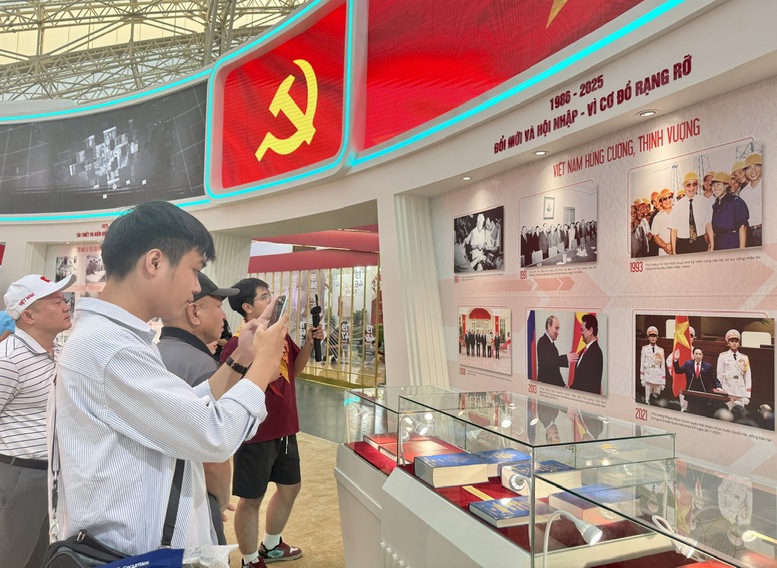 Không gian Triển lãm “Văn phòng Chính phủ - 80 năm đồng hành cùng dân tộc” đã thu hút sự quan tâm của đông đảo đại biểu và khách tham quan - Ảnh: VGP Không gian Triển lãm “Văn phòng Chính phủ - 80 năm đồng hành cùng dân tộc” đã thu hút sự quan tâm của đông đảo đại biểu và khách tham quan - Ảnh: VGP