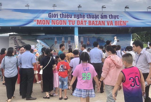 Đông đảo du khách tham quan khu vực Giới thiệu ẩm thực “Món ngon từ đất Ba zan và biển”. Ảnh: Viết Hiền