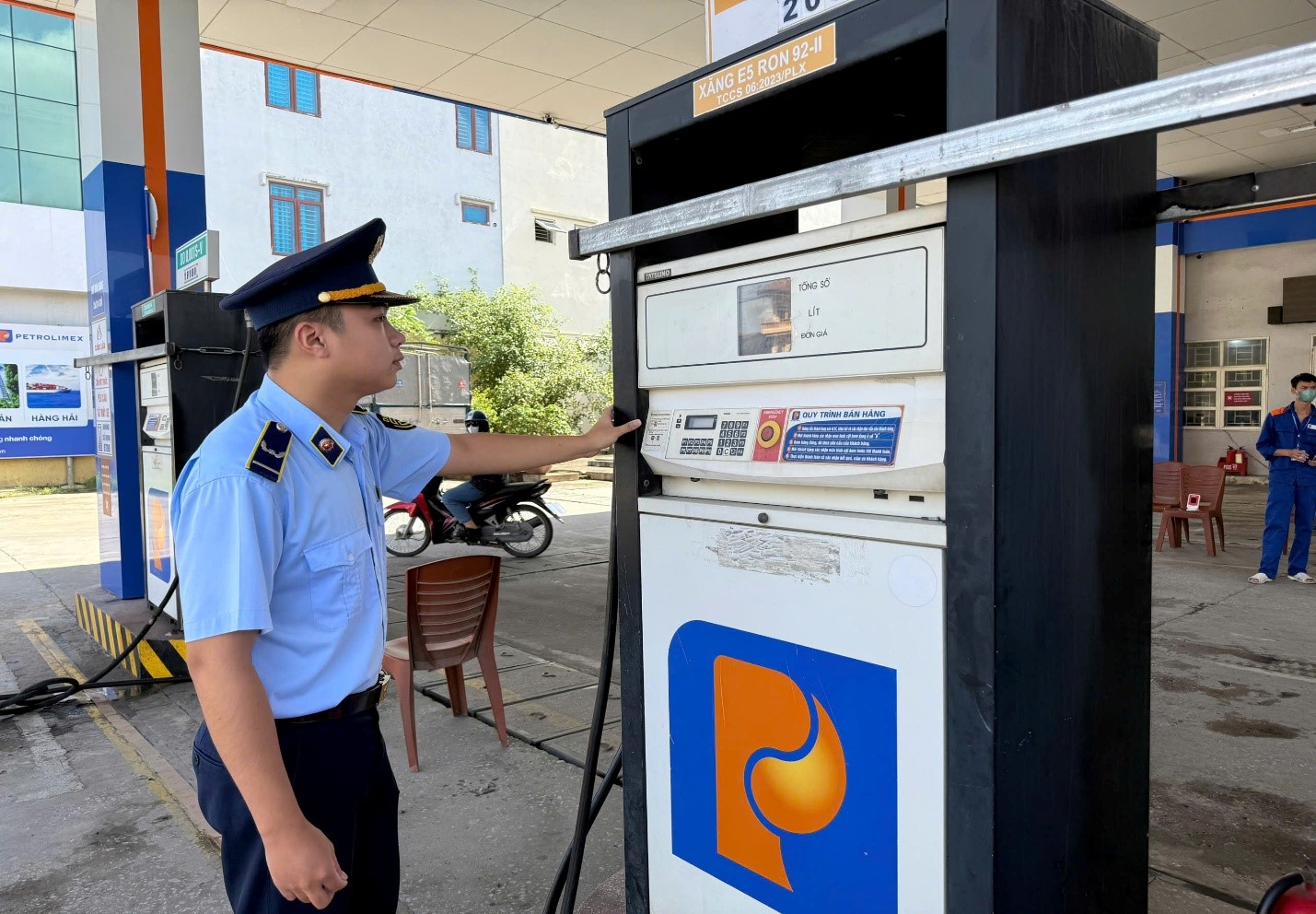 Đội Quản lý thị trường số 5 đã và đang triển khai nhiều biện pháp nhằm đảm bảo sự ổn định của thị trường, trong đó chú trọng kiểm tra, giám sát hoạt động kinh doanh xăng dầu - mặt hàng thiết yếu, Đội Quản lý thị trường số 5 đã và đang triển khai nhiều biện pháp nhằm đảm bảo sự ổn định của thị trường, trong đó chú trọng kiểm tra, giám sát hoạt động kinh doanh xăng dầu - mặt hàng thiết yếu,