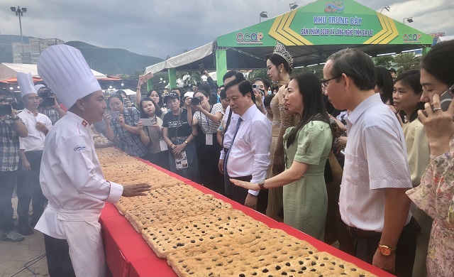 Đại biểu quan khách và du khách tham quan khu vực chế biến món cá ngừ đại dương. Ảnh: VH