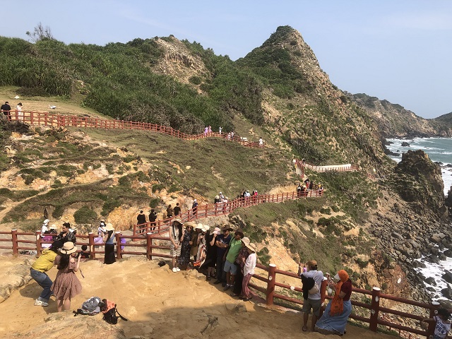 Eo gió - Nhơn Lý luôn là điểm đến hấp dẫn của khách du lịch. Ảnh: Viết Hiền