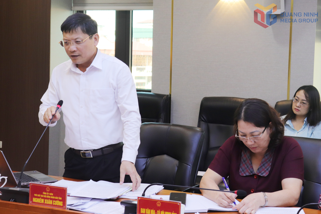Ông Nghiêm Xuân Cường, Phó Chủ tịch HĐND tỉnh Quảng Ninh phát biểu tại cuộc họp.