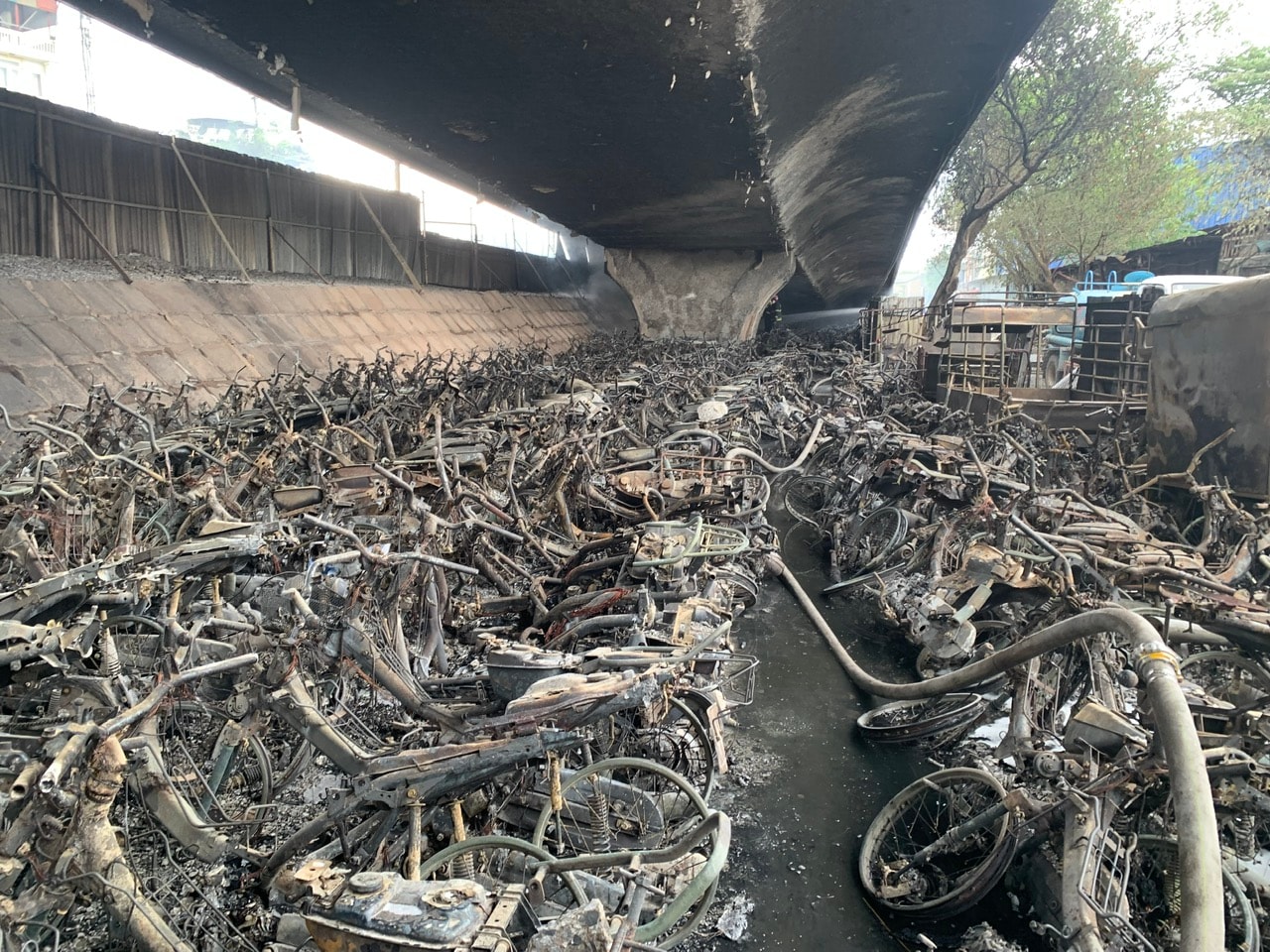 Nhiều phương tiện bị thiêu rụi hoàn toàn sau vụ cháy tại. Ảnh: VT