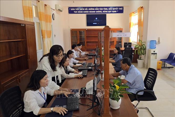 Trung tâm phục vụ hành chính công phường An Xuyên (mới), tỉnh Cà Mau vận hành thử nghiệm, kết nối thông tin đảm bảo an toàn, thông suốt. Ảnh: Kim Há/TTXVN