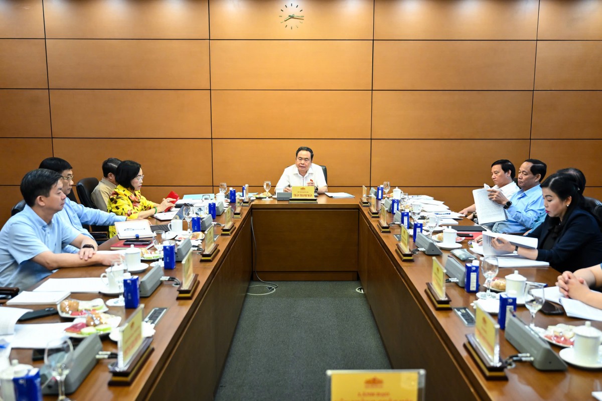 Chủ tịch Quốc hội Trần Thanh Mẫn đã chủ trì cuộc họp giao ban lãnh đạo Quốc hội đánh giá kết quả công tác tháng 8, một số nhiệm vụ trọng tâm tháng 9/2025 của Chủ tịch Quốc hội, các Phó Chủ tịch Quốc hội. Ảnh: quochoi.vn Chủ tịch Quốc hội Trần Thanh Mẫn đã chủ trì cuộc họp giao ban lãnh đạo Quốc hội đánh giá kết quả công tác tháng 8, một số nhiệm vụ trọng tâm tháng 9/2025 của Chủ tịch Quốc hội, các Phó Chủ tịch Quốc hội. Ảnh: quochoi.vn