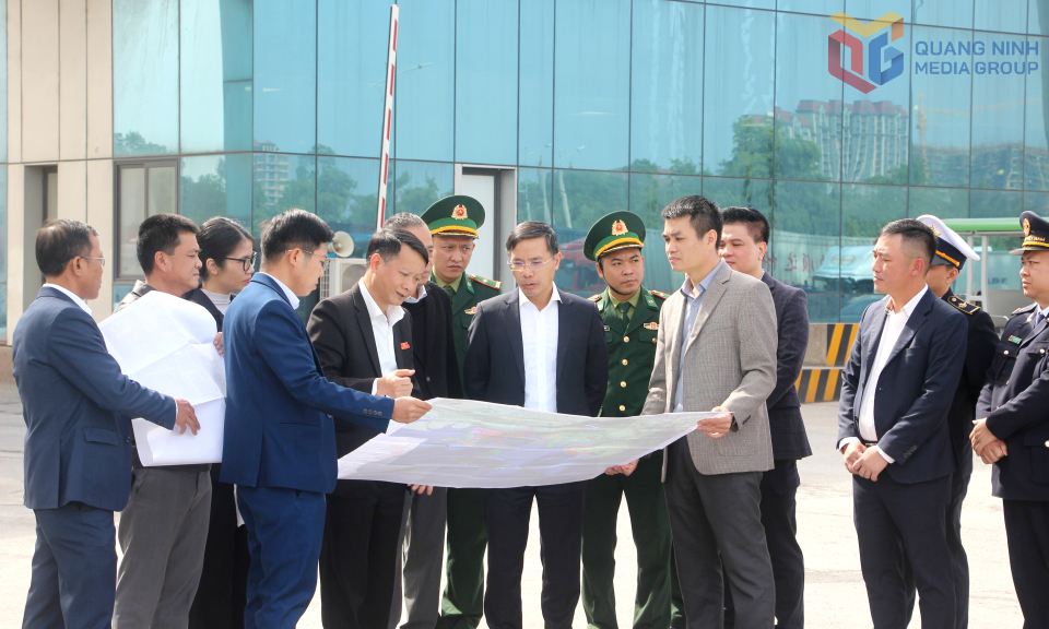 Ông Phạm Đức Ấn, Chủ tịch UBND tỉnh Quảng Ninh, kiểm tra quá trình xây dựng cửa khẩu thông minh tại Cửa khẩu quốc tế Móng Cái (tháng 2/2025).