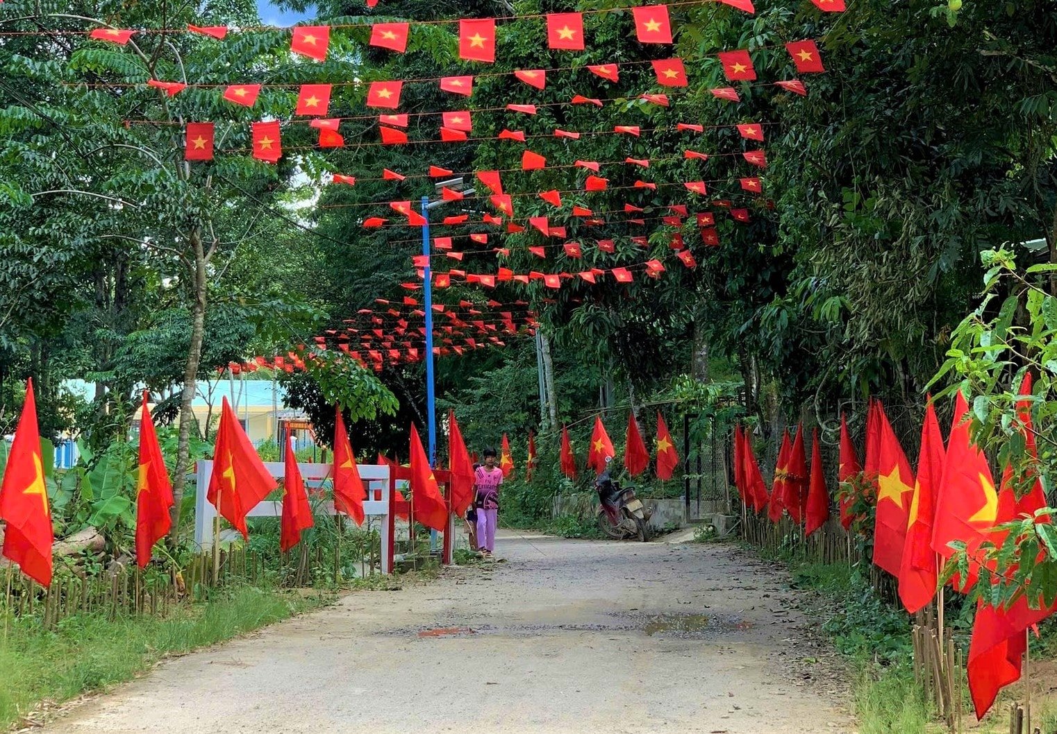 Cờ hoa rực rỡ tung bay, tạo nên sức sống mới cho đường làng miền núi xã Nam Giang. Ảnh: CU NHANH Cờ hoa rực rỡ tung bay, tạo nên sức sống mới cho đường làng miền núi xã Nam Giang. Ảnh: CU NHANH