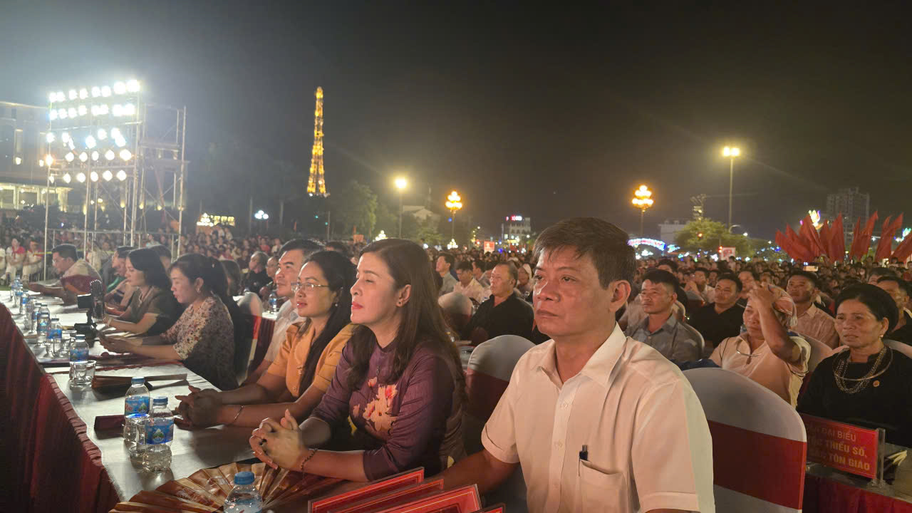 Đông đảo người dân và khách mời tới tham dự chương trình