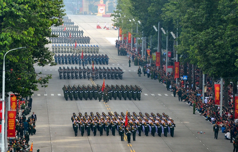Các khối diễu binh, diễu hành trùng trùng, điệp điệp tiến qua Quảng trường Ba Đình. Các khối diễu binh, diễu hành trùng trùng, điệp điệp tiến qua Quảng trường Ba Đình.