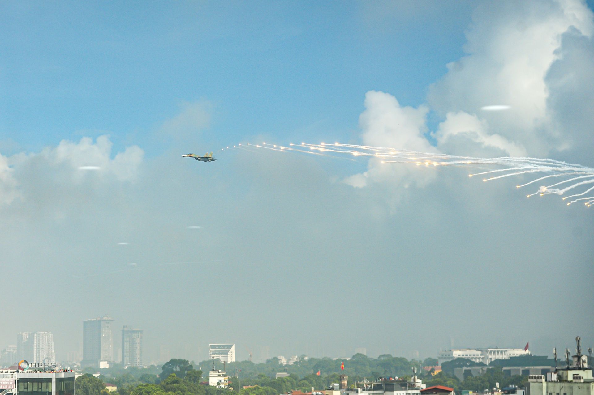 Máy bay Su-30MK2 thực hiện thả đạn nhiễu. Máy bay Su-30MK2 thực hiện thả đạn nhiễu.
