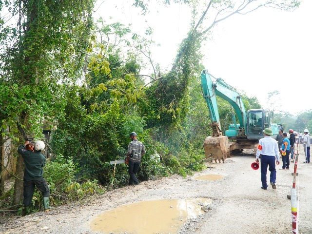 Lực lượng chức năng tiến hành cưỡng chế, thi công.