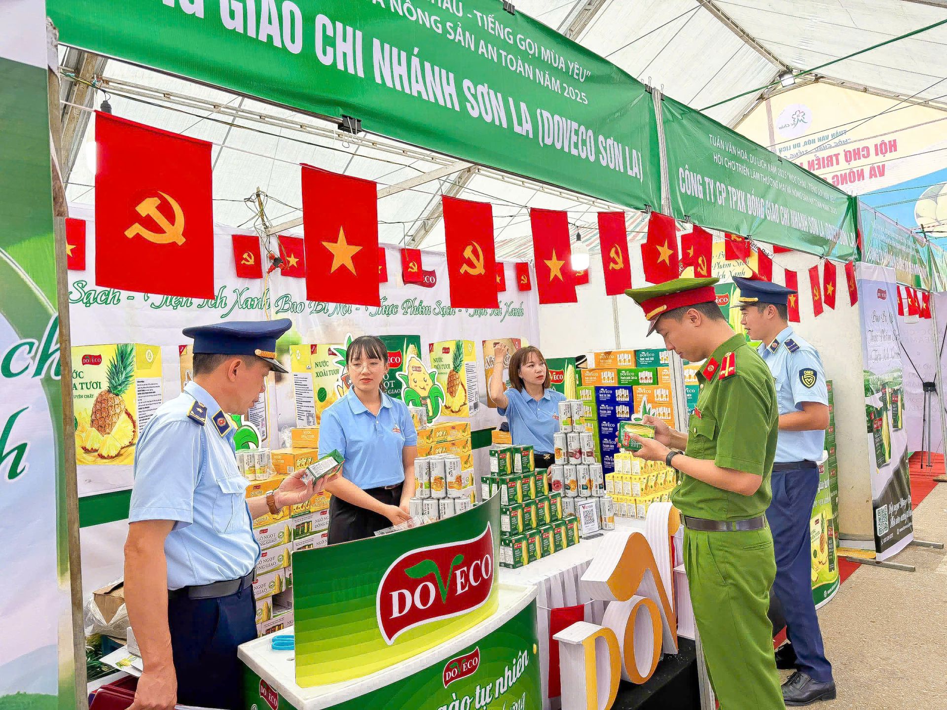 Lực lượng chức năng tỉnh Sơn La kiểm tra, giám sát hàng hóa tại Hội chợ Triển lãm thương mại và nông sản an toàn năm 2025