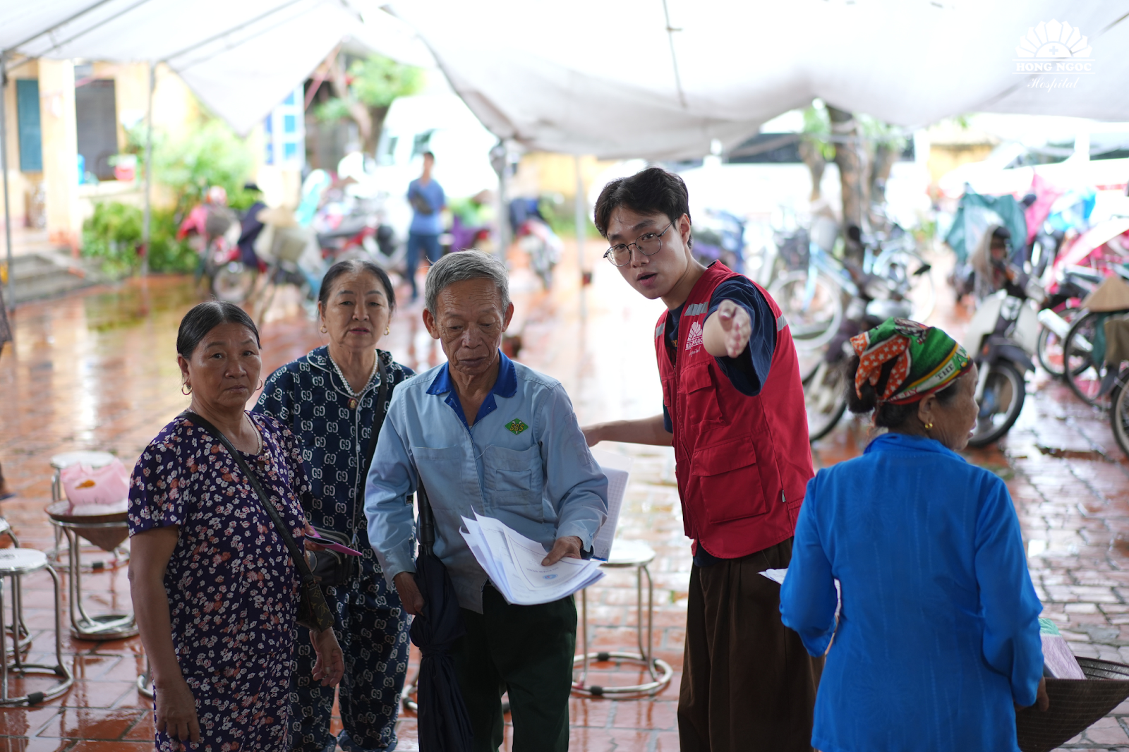 Chương trình “Trao vòng tay nhân ái” bước sang năm thứ 10 đã đến nhiều địa phương vùng sâu, vùng xa và các khu vực khó khăn