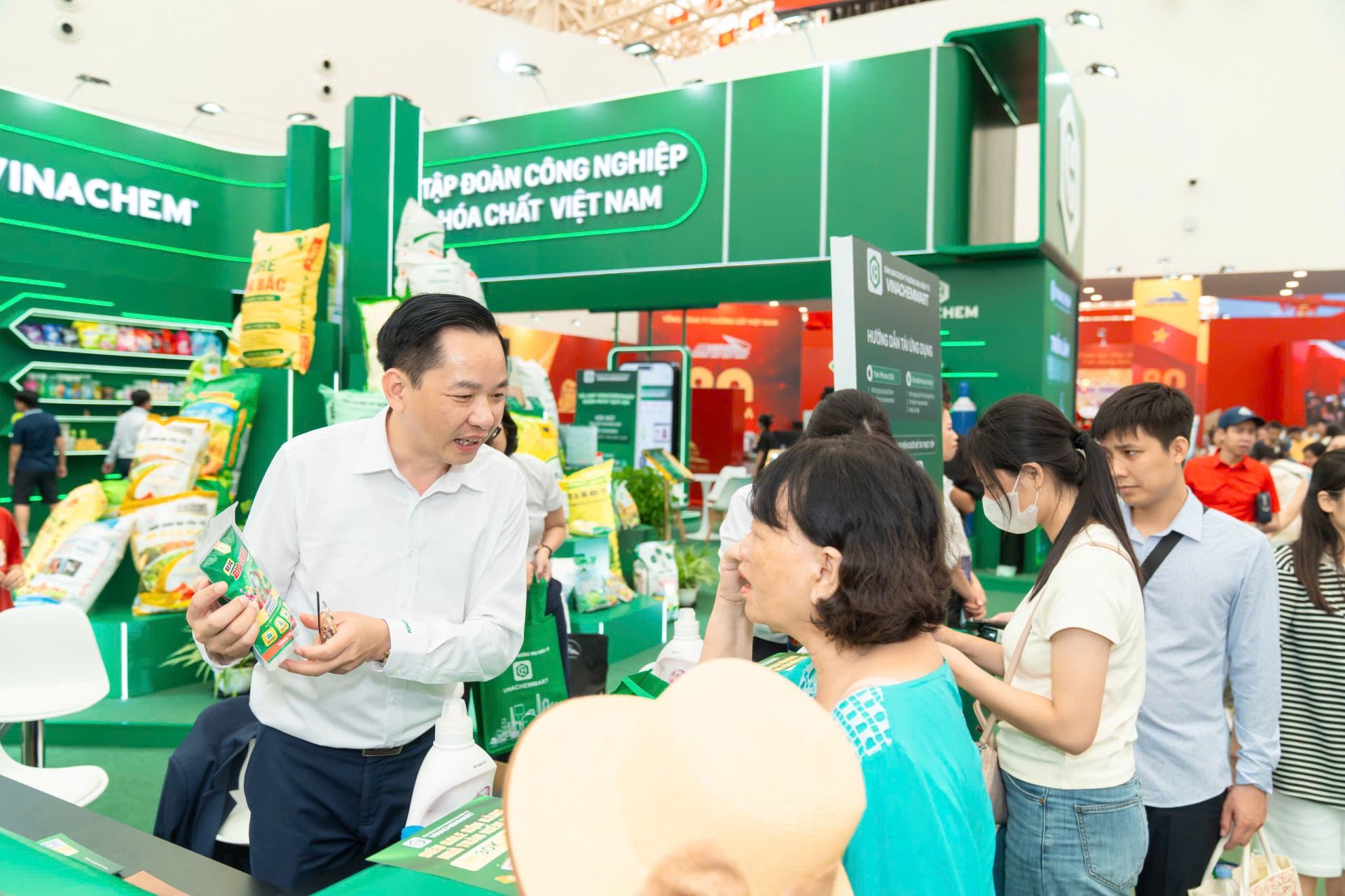 Vinachemmart gây sốt: Tải App nhận quà, nghìn lượt truy cập tại Triển lãm thành tựu đất nước