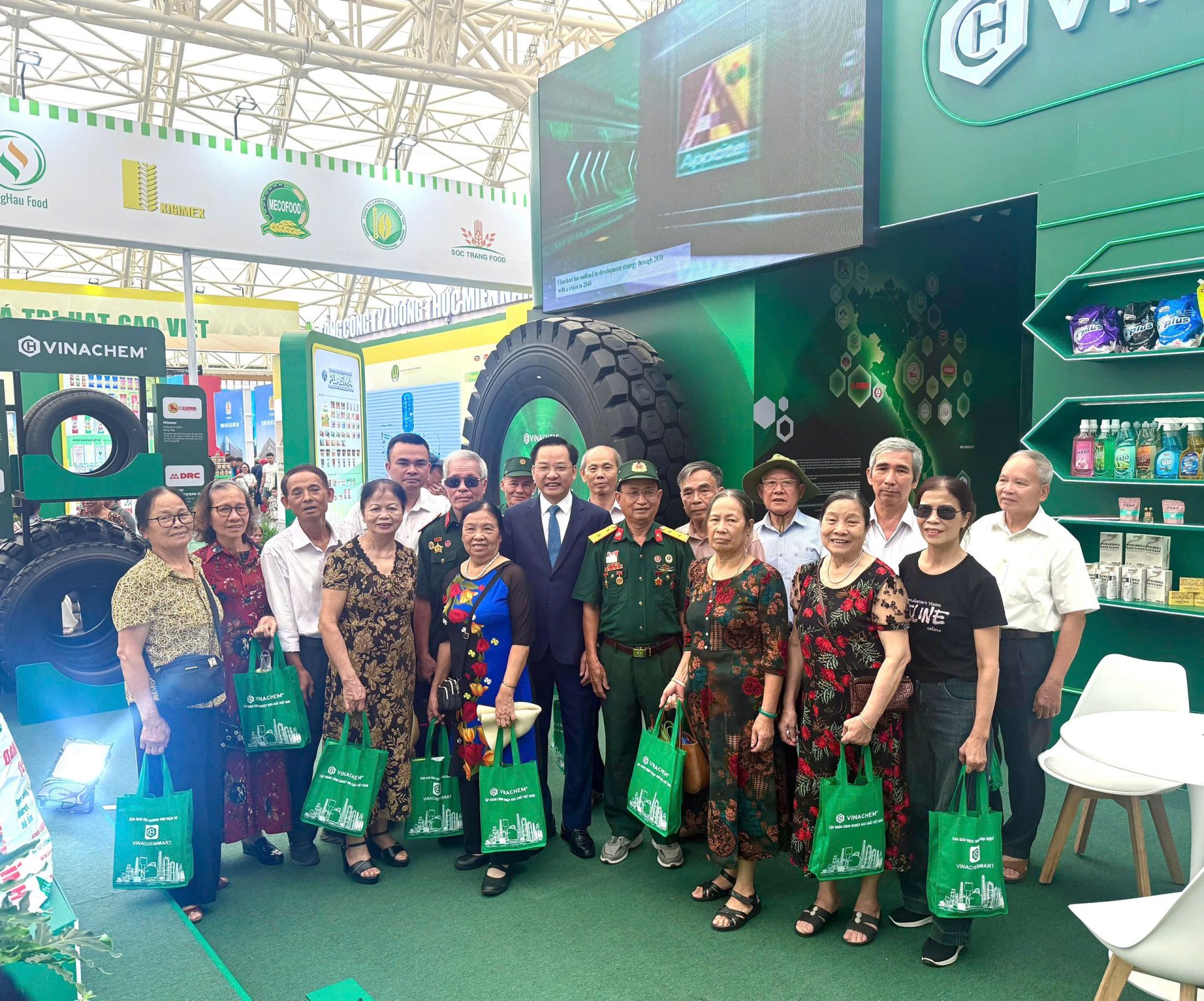 Ông Nguyễn Hữu Tú - Tổng Giám đốc Tập đoàn Hoá chất Việt Nam hướng dẫn khách tham quan tải ứng dụng và chụp ảnh lưu niệm cùng người dân Ông Nguyễn Hữu Tú - Tổng Giám đốc Tập đoàn Hoá chất Việt Nam hướng dẫn khách tham quan tải ứng dụng và chụp ảnh lưu niệm cùng người dân