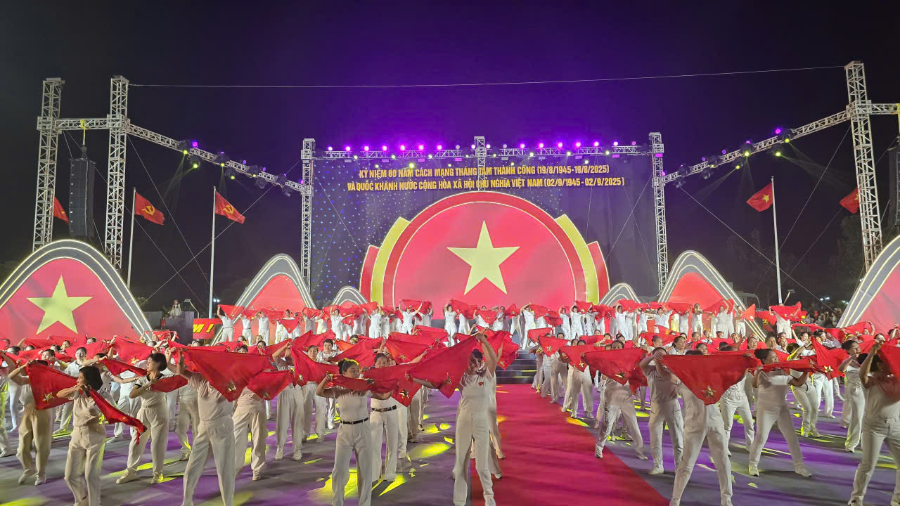 Các tiết mục được đầu tư dàn dựng hoành tráng, công phu, tái hiện khí thế hào hùng của dân tộc