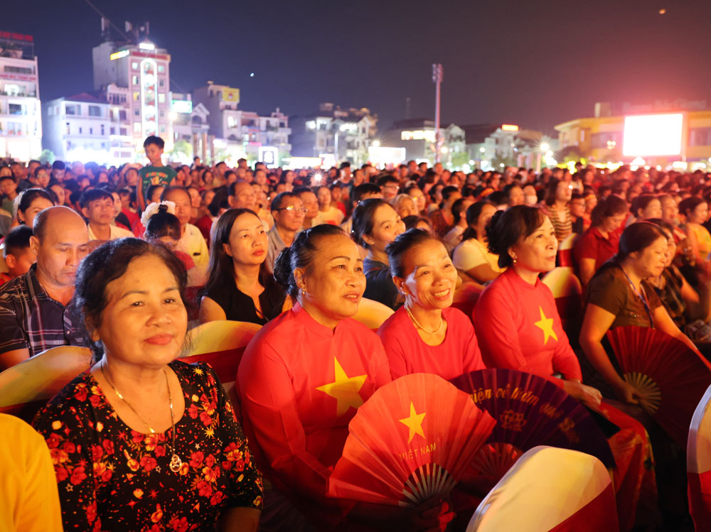 Đông đảo người dân hào hứng cổ vũ chương trình. Đông đảo người dân hào hứng cổ vũ chương trình.